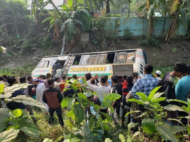 মোটরসাইকেল-বাসের মুখোমুখি সংঘর্ষে পিতা ও পুত্রের মৃত্যু