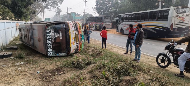 মহাসড়কে পিকনিকের বাস নিয়ন্ত্রণ হারিয়ে পুলিশের দেওয়ালে 