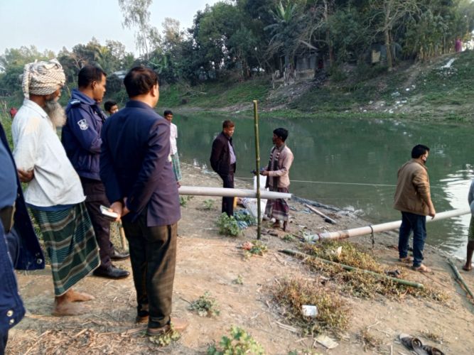 গোপালপুরের ঝিনাই নদী থেকে মাটি উত্তোলন করায় ৩জনের জরিমানা