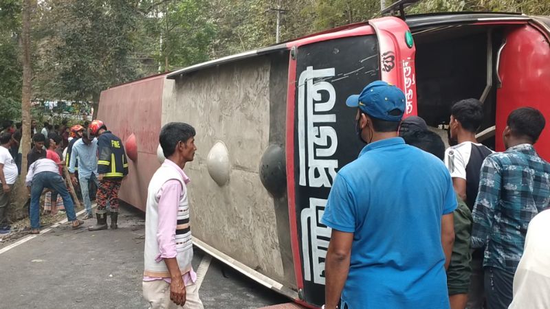 কাপ্তাইয়ের নিয়ন্ত্রণ হারিয়ে রাস্তায় উল্টে গেল আনন্দভ্রমনের বাস