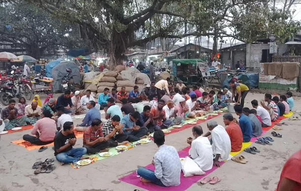 রমজান মাস জুড়ে যে হোটেলে বিনা পয়সায় সাহ্‌রি-ইফতার করানো হয়