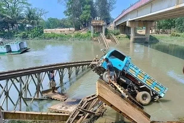 চট্টগ্রামের চন্দনাইশে সেতু ভেঙে ট্রাক খালে