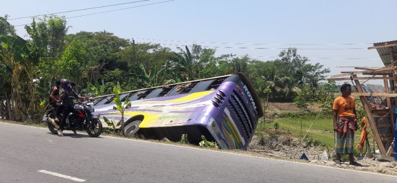 বাগেরহাটে দোকান ঘর ভেঙ্গে খাদে পরিবহন, নিহত ১