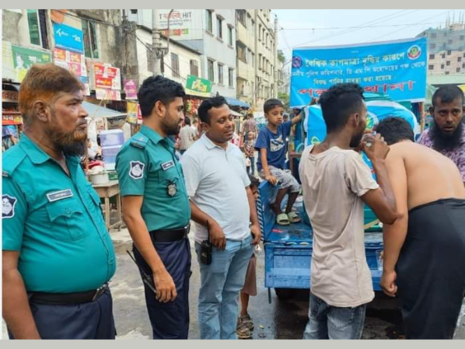 পুলিশের দেওয়া পানিতেই তৃষ্ণা মেটাচ্ছেন বিভিন্ন শ্রেণী পেশার মানুষ