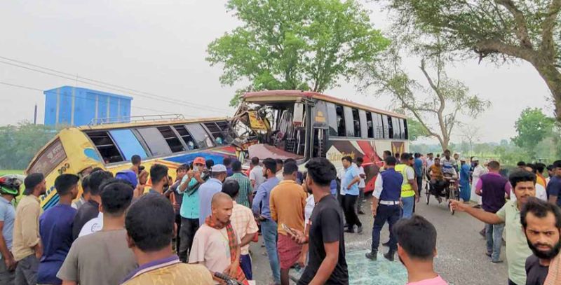 নড়াইলে দুই বাসের মুখোমুখি সংঘর্ষে নিহত ১,  আহত ২০