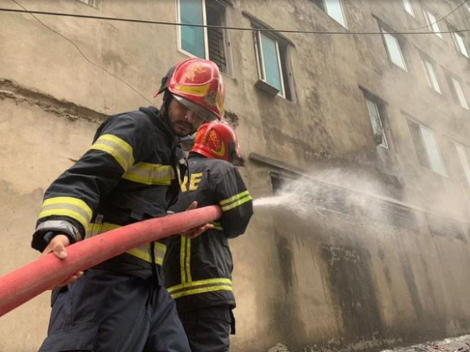 পুরান ঢাকার ব্যাংকে আগুন : নিয়ন্ত্রণে ফায়ার সার্ভিসের পাঁচটি ইউনিট