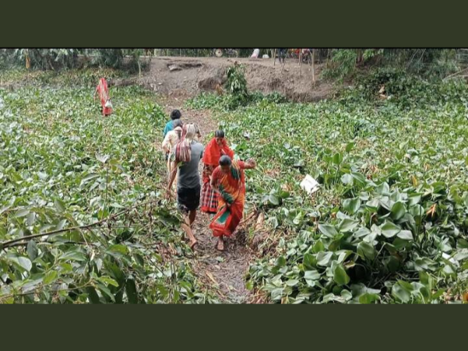 ঘূর্নিঝড় রেমালে কেঁড়ে নিল সেতু : ঝুঁকিনিয়ে পারাপার