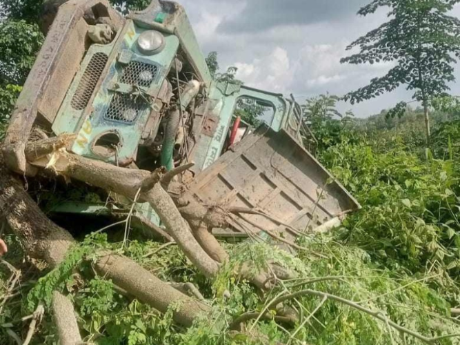 কাপ্তাইয়ে নিয়ন্ত্রণ হারিয়ে লাকড়ী বোঝা জীপ উল্টে নিহত ১