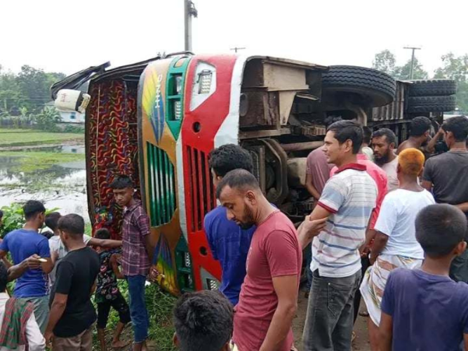 ফুলবাড়ীতে নিয়ন্ত্রণ হারিয়ে বাস খাদে পড়ে আহত ১৫ জন