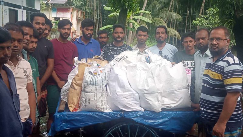 প্রবাসীদের অর্থায়নে বন্যার্তদের মাঝে শুকনা খাবার বিতরণ 