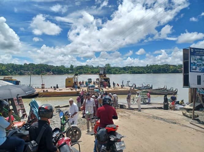 পুনরায় চালু হলো ৫ দিন পর চন্দ্রঘোনা-রাইখালী নৌ পথে ফেরি চলাচল