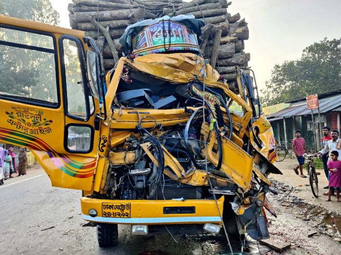 ঘোড়াঘাটে দাঁড়িয়ে থাকা ট্রাকের পেছনে আরেক ট্রাকের ধাক্কা, নিহত ১