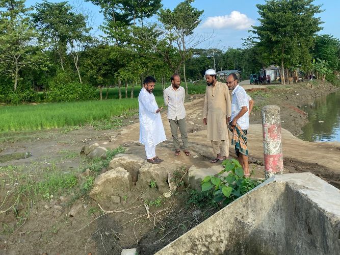 নদীভাঙনে সড়ক বিলীন, পরিদর্শন করলেন শেখ বকুল