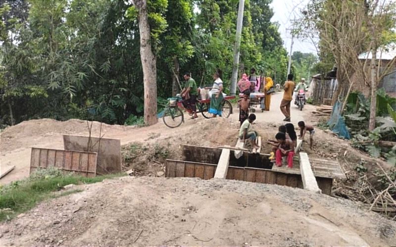 দৌলতপুর সড়ক সংস্কারের কাজ ফেলে লাপাত্তা ঠিকাদার, দুর্ভোগ