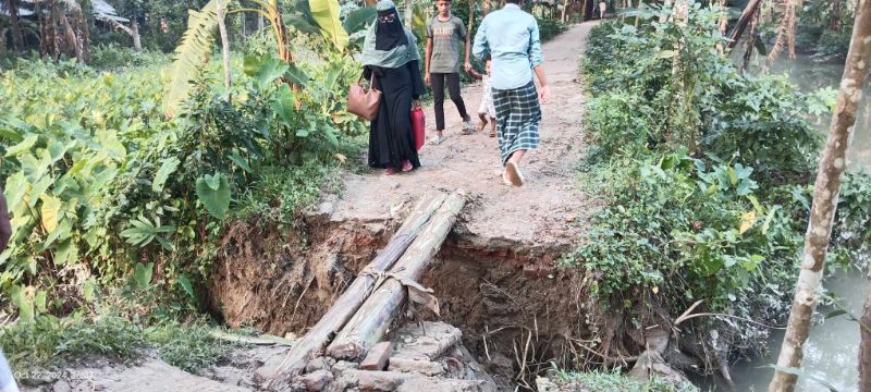 সড়ক ধ্বসে যোগাযোগ বিছিন্ন কয়েক গ্রামের মানুষ