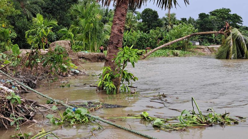 নড়াইলের নবগঙ্গা নদীর অব্যাহত ভাঙ্গনে আতংকে এলাকাবাসী