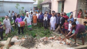 ব্রাহ্মণপাড়ায় আদালতের নির্দেশে প্রকৃত মালিককে বুঝিয়ে দিলেন ম্যাজিস্ট্রেট