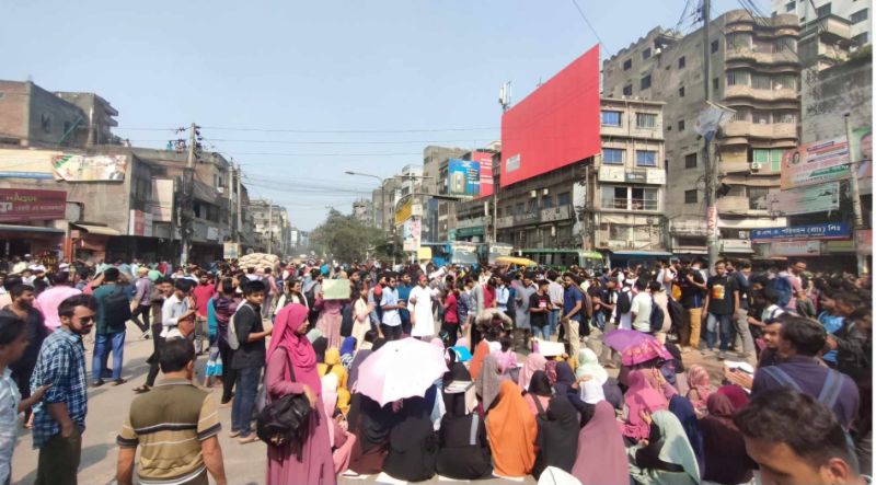 তিন দফা দাবিতে জবি শিক্ষার্থীদের সড়ক অবরোধ