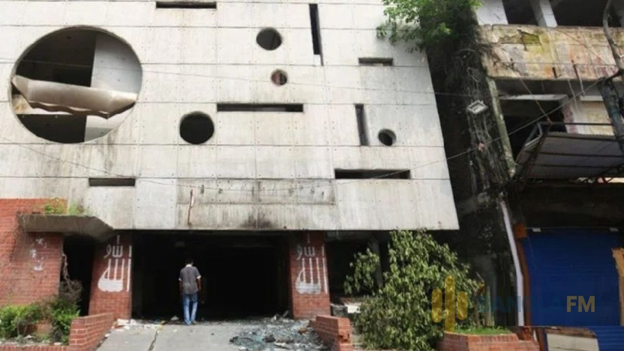 হাসিনা ফেরার ঘোষণা দিলেও বিচারের মুখে আওয়ামী লীগ