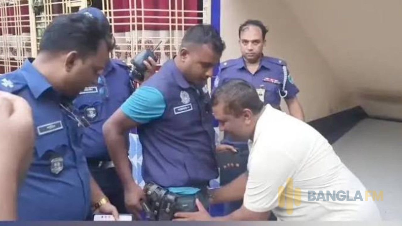 মাদক কারবারির বাড়িতে ঢোকার আগে পুলিশের দেহ তল্লাশি,ভিডিও ভাইরাল