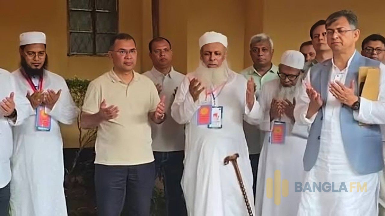 আল্লামা আহমদ শফীর কবর জিয়ারত করলেন প্রধানমন্ত্রী