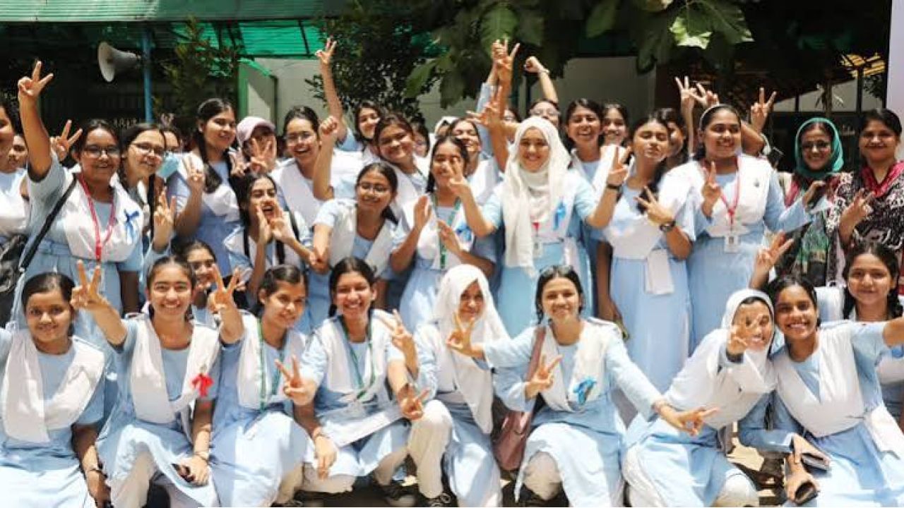 এসএসসি পরীক্ষায় পাসের হার কমে যাওয়া কি যৌক্তিক মনে করেন?