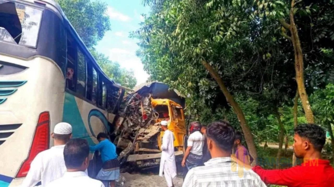 চাঁদপুরে বাস-ট্রাক সংঘর্ষে নিহত ৩