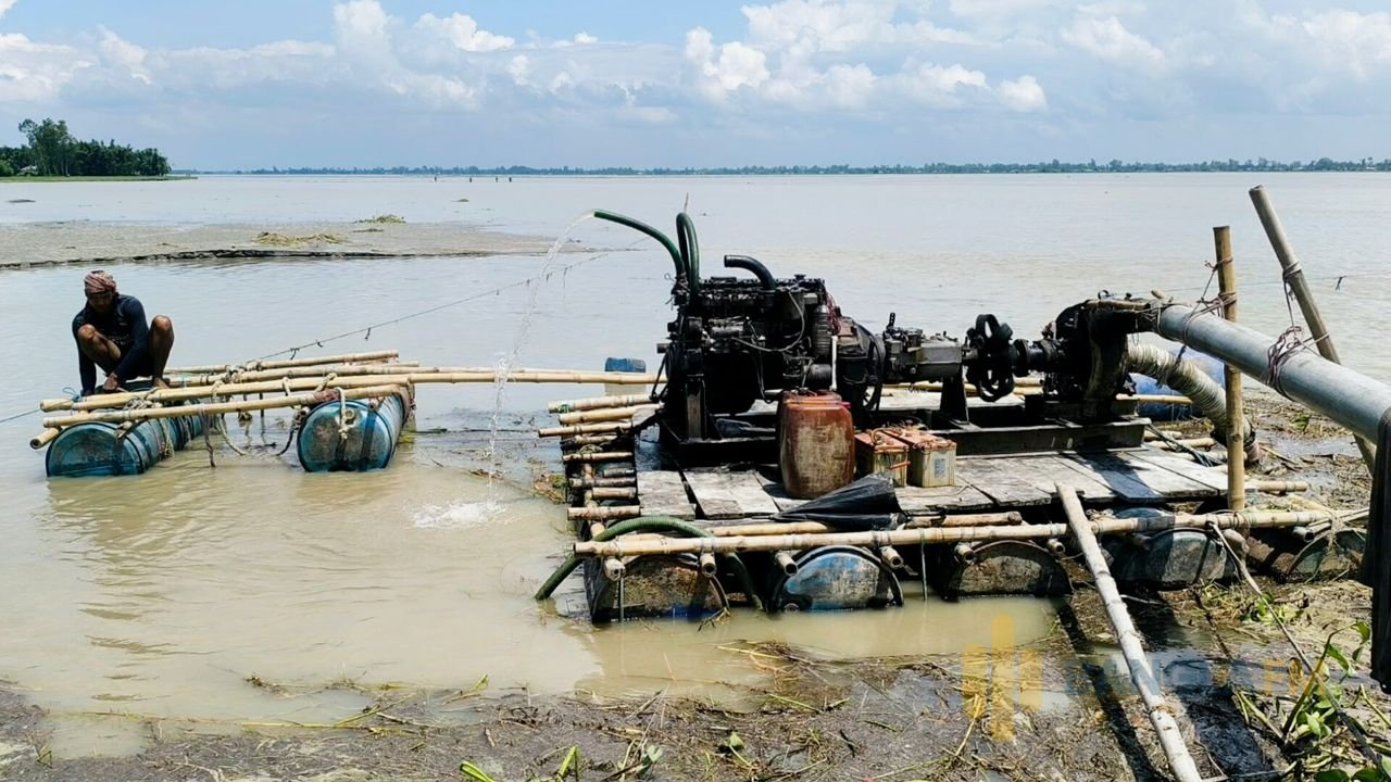 নীলফামারীর  তিস্তায় বালু উত্তোলন