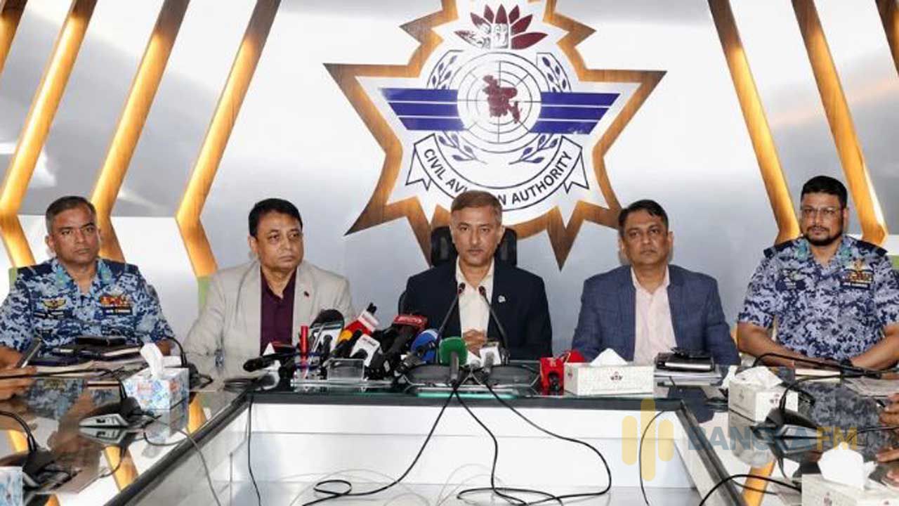 সাংবাদিকদের ব্রিফ করছেন বেবিচক চেয়ারম্যান এয়ার ভাইস মার্শাল মো: মোস্তফা মাহমুদ সিদ্দিক