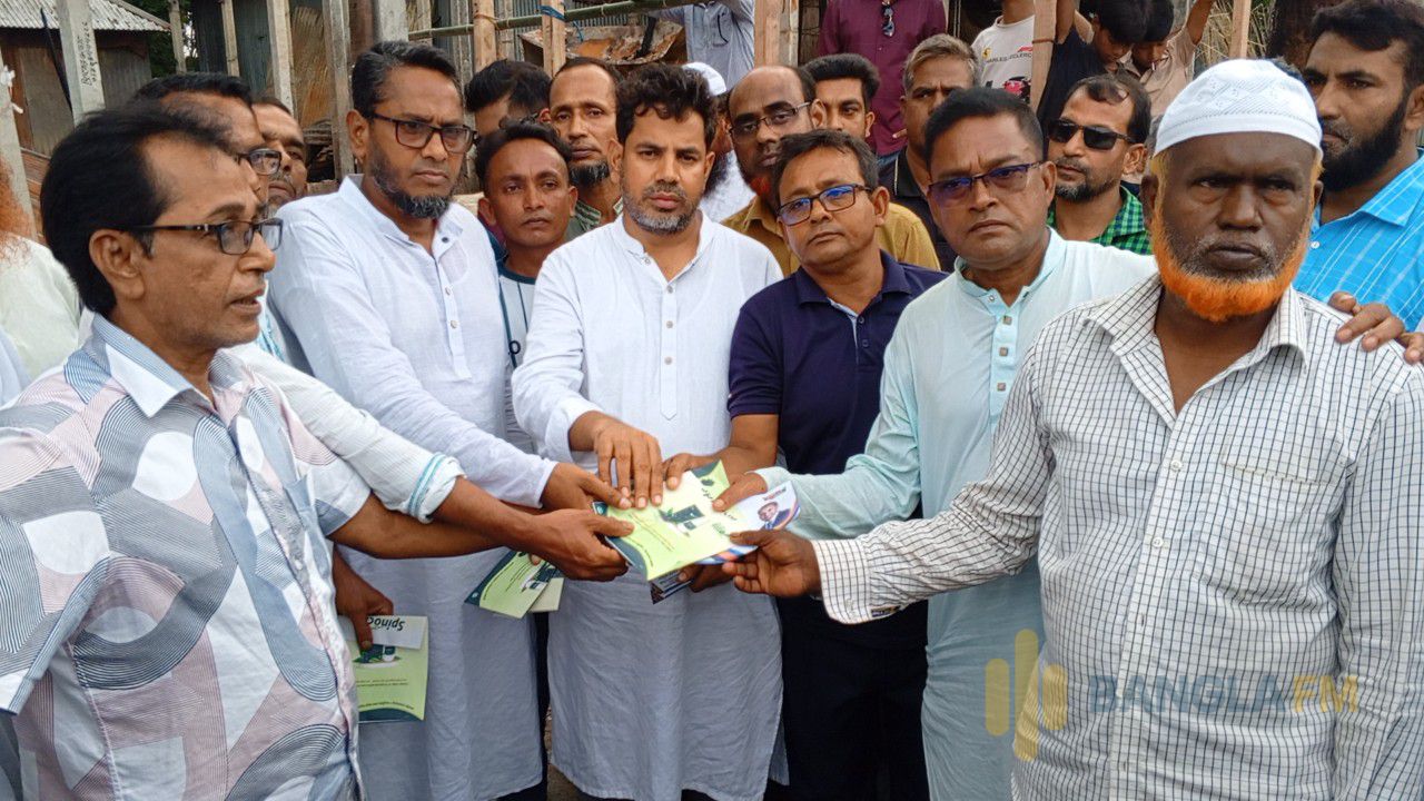 সদরপুরে অগ্নিকাণ্ডে ক্ষতিগ্রস্ত ৪ দোকানিকে ৯০ হাজার টাকা অনুদান