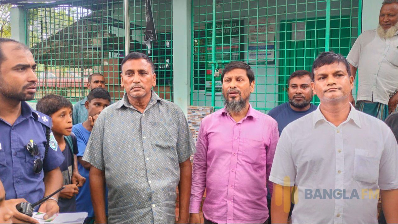 দিনাজপুরে ঘুষ গ্রহণের সময় তহশিলদারসহ ৩ জনকে হাতেনাতে আটক
