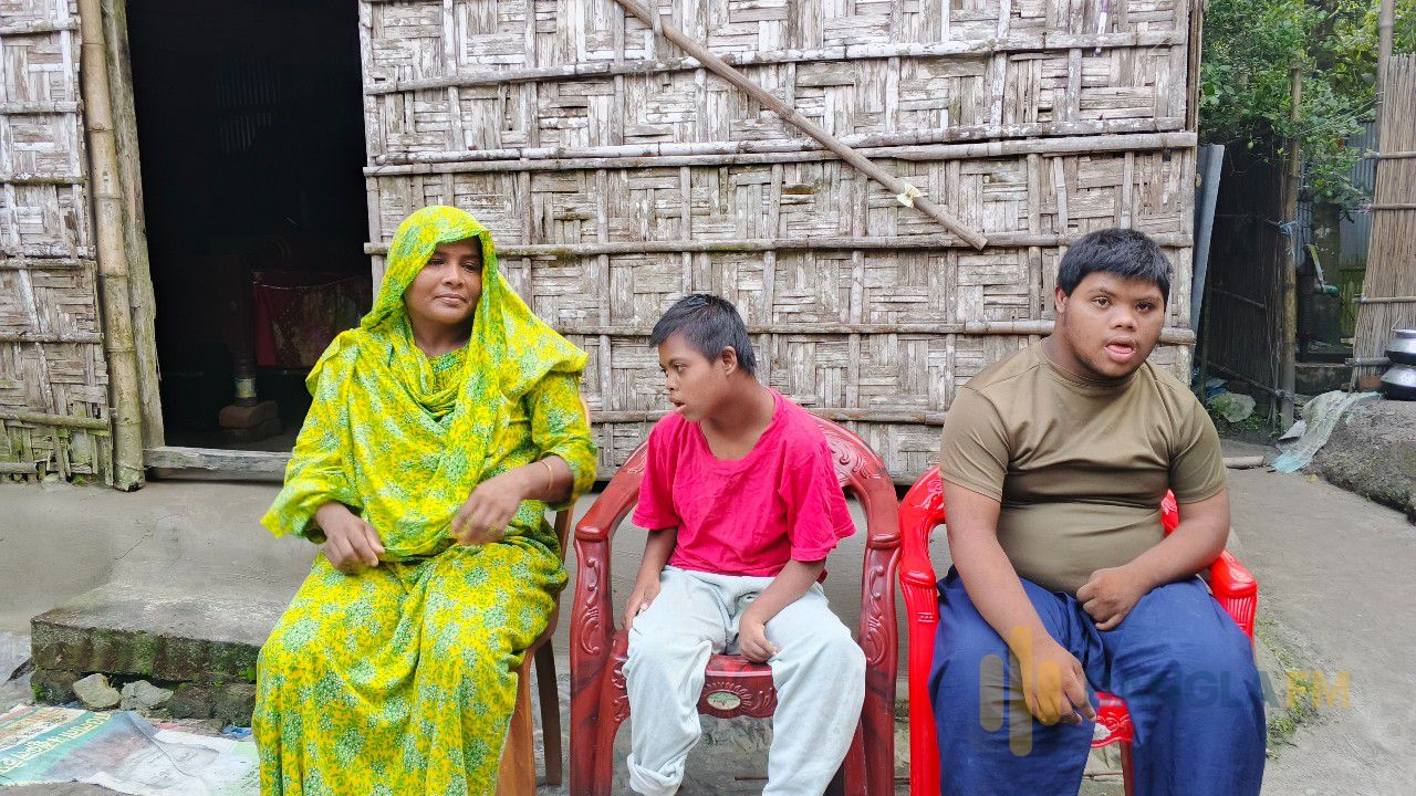 দুই প্রতিবন্ধী সন্তান ও অসুস্থ শাশুড়িকে নিয়ে হাসিনার জীবনসংগ্রাম