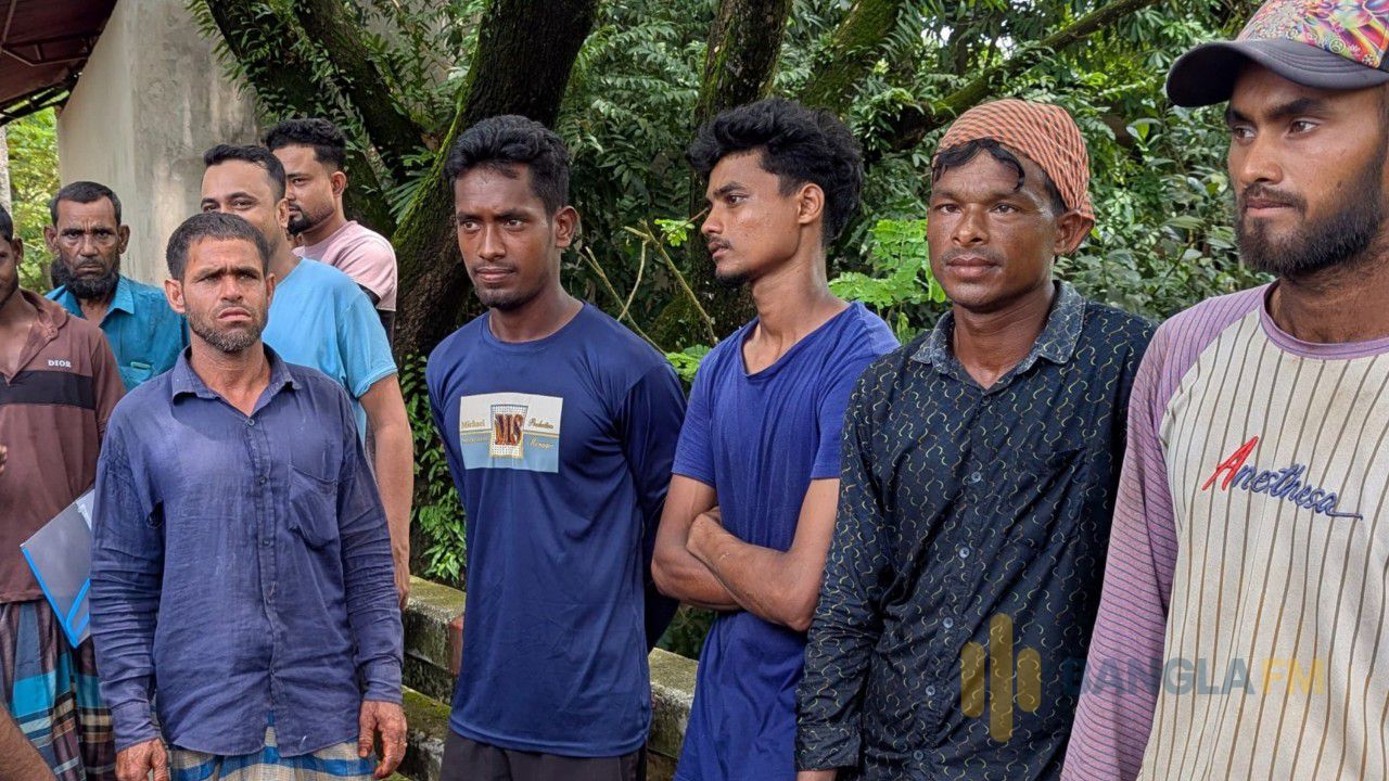 মৌলভীবাজারে অবৈধ বালু উত্তোলন, ৫ নৌকা জব্দ