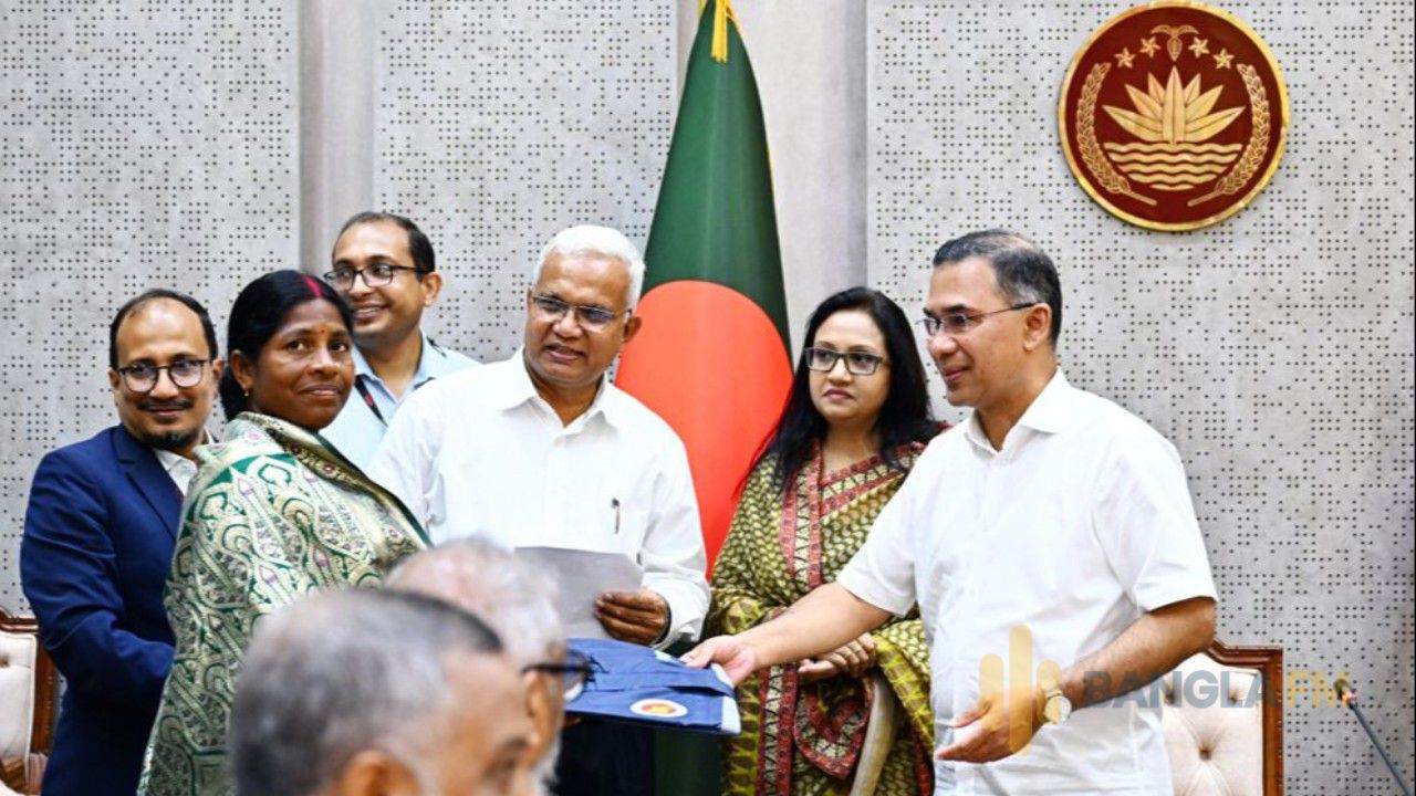 চা শ্রমিকদের ২০ হাজার রেইনকোট বিতরণ করলেন প্রধানমন্ত্রী