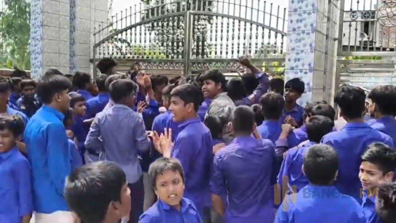 জয়পুরহাটে প্রধান শিক্ষকের ওপর হামলার প্রতিবাদে শিক্ষার্থীদের বিক্ষোভ