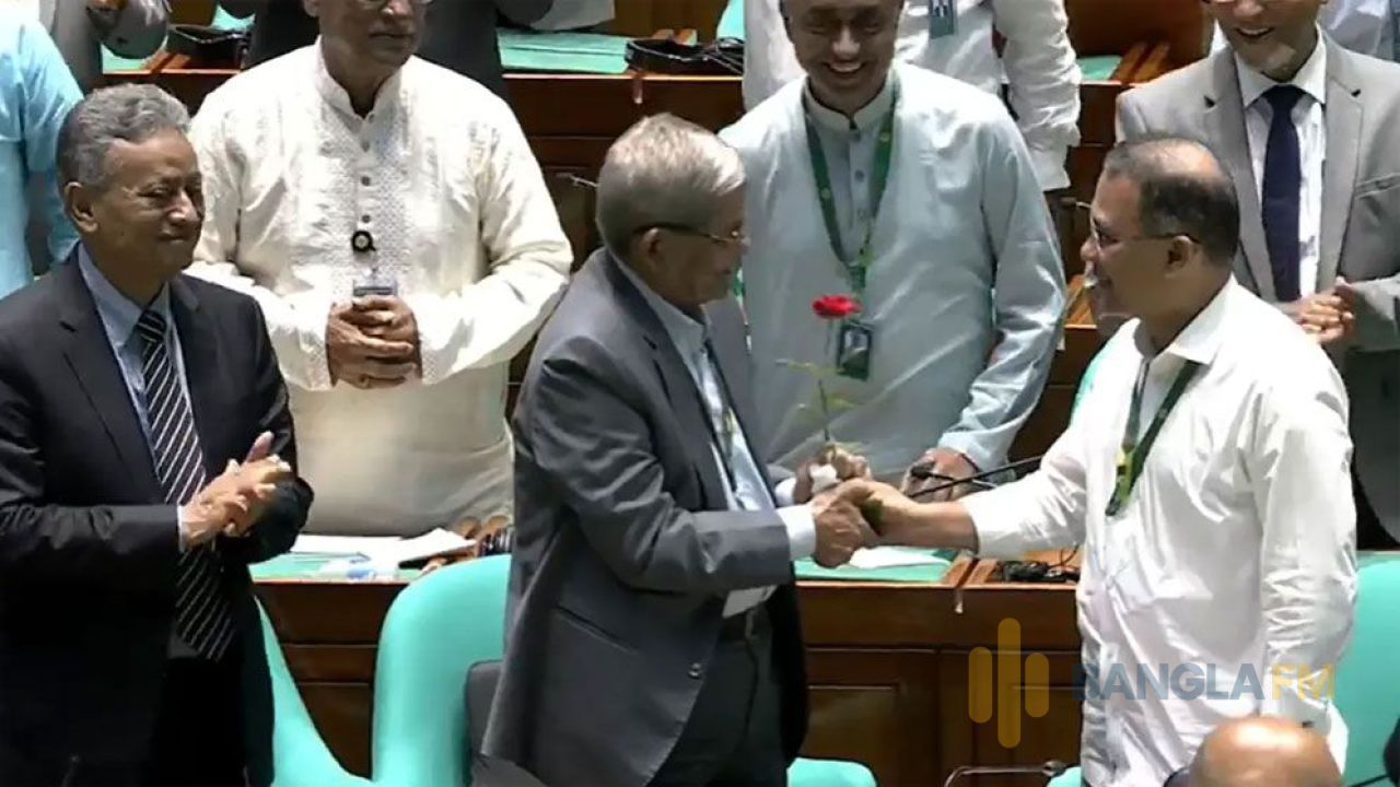 নতুন রাষ্ট্রপতিকে লাল গোলাপের শুভেচ্ছা জানালেন প্রধানমন্ত্রী