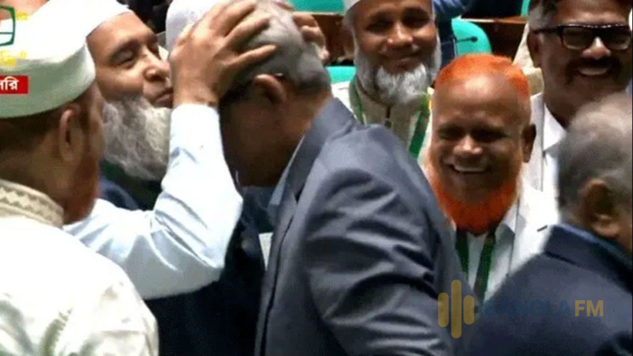 নতুন রাষ্ট্রপতির কপালে চুমু দিলেন জামায়াতের মুজিবুর