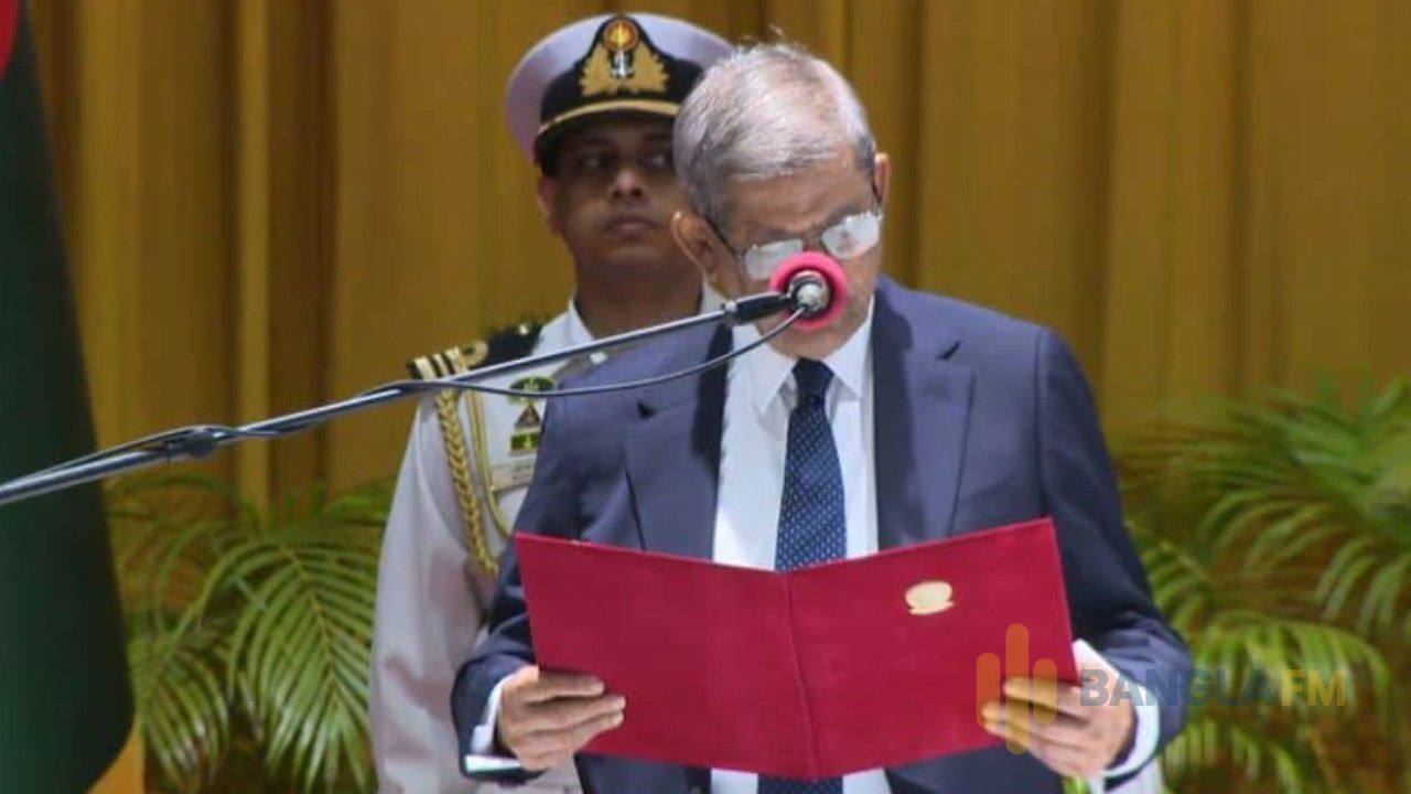 শপথ নিলেন নবনির্বাচিত রাষ্ট্রপতি মির্জা ফখরুল ইসলাম 