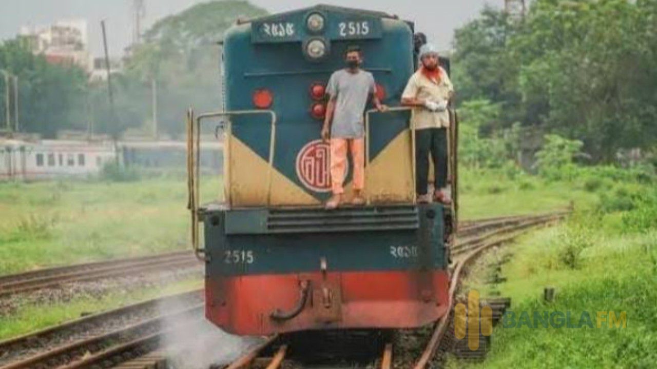 নীলফামারীতে ট্রেন থেকে অজ্ঞান অবস্থায় দুই যাত্রীকে উদ্ধার 