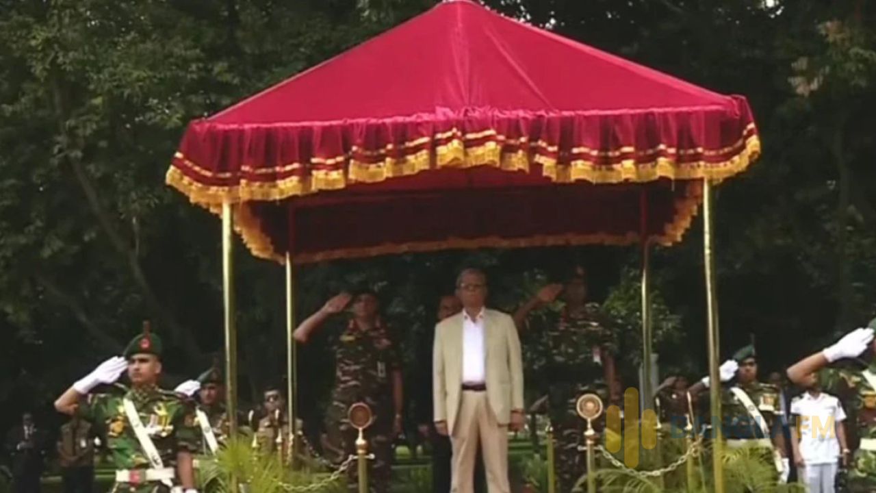 বঙ্গভবনে রাষ্ট্রপতিকে গার্ড অব অনারে স্বাগত জানালেন পিজিআর সদস্যরা 