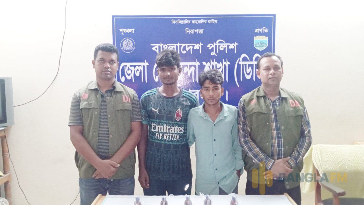 জয়পুরহাটে ১০ বোতল এসকুফসহ দুই মাদক ব্যবসায়ী গ্রেপ্তার ২ 