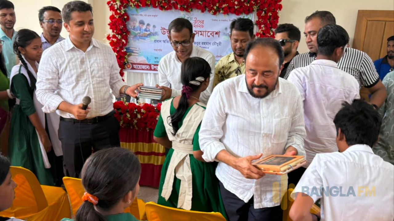 বই পড়ায় শিক্ষার্থীদের উৎসাহ দিলেন এমপি মুজিবুর রহমান