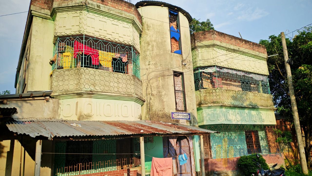 আ.লীগ নেতার বাড়ি দখলমুক্ত, মালামাল সরিয়ে নিলেন বহিষ্কৃত সেই বিএনপি নেতা