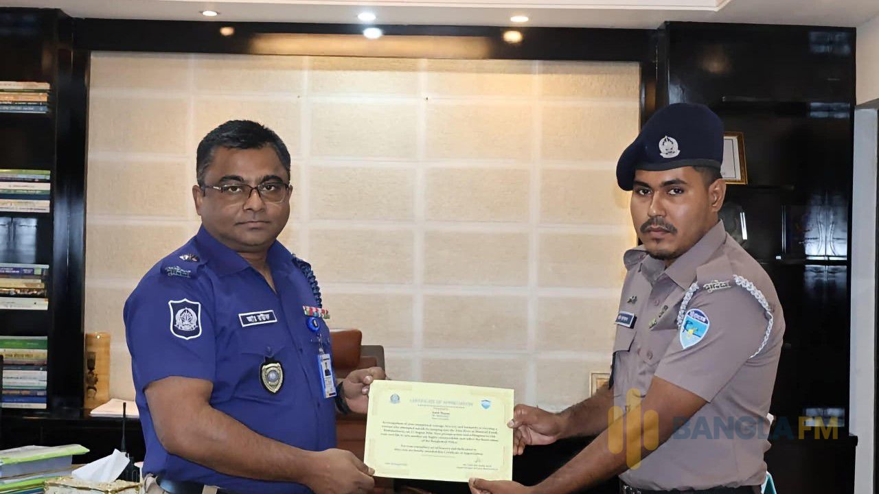 নারীকে উদ্ধার কারী কনস্টেবল অমিত হাসানকে পুরস্কৃত করলেন এসপি