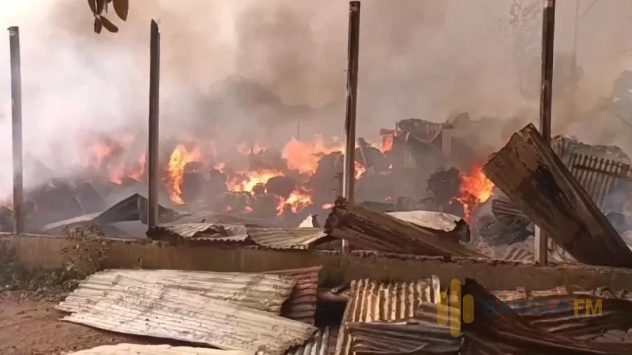গাজীপুরে ঝুটের গোডাউনে ভয়াবহ আগুন, কাজ করছে ৫ ইউনিট