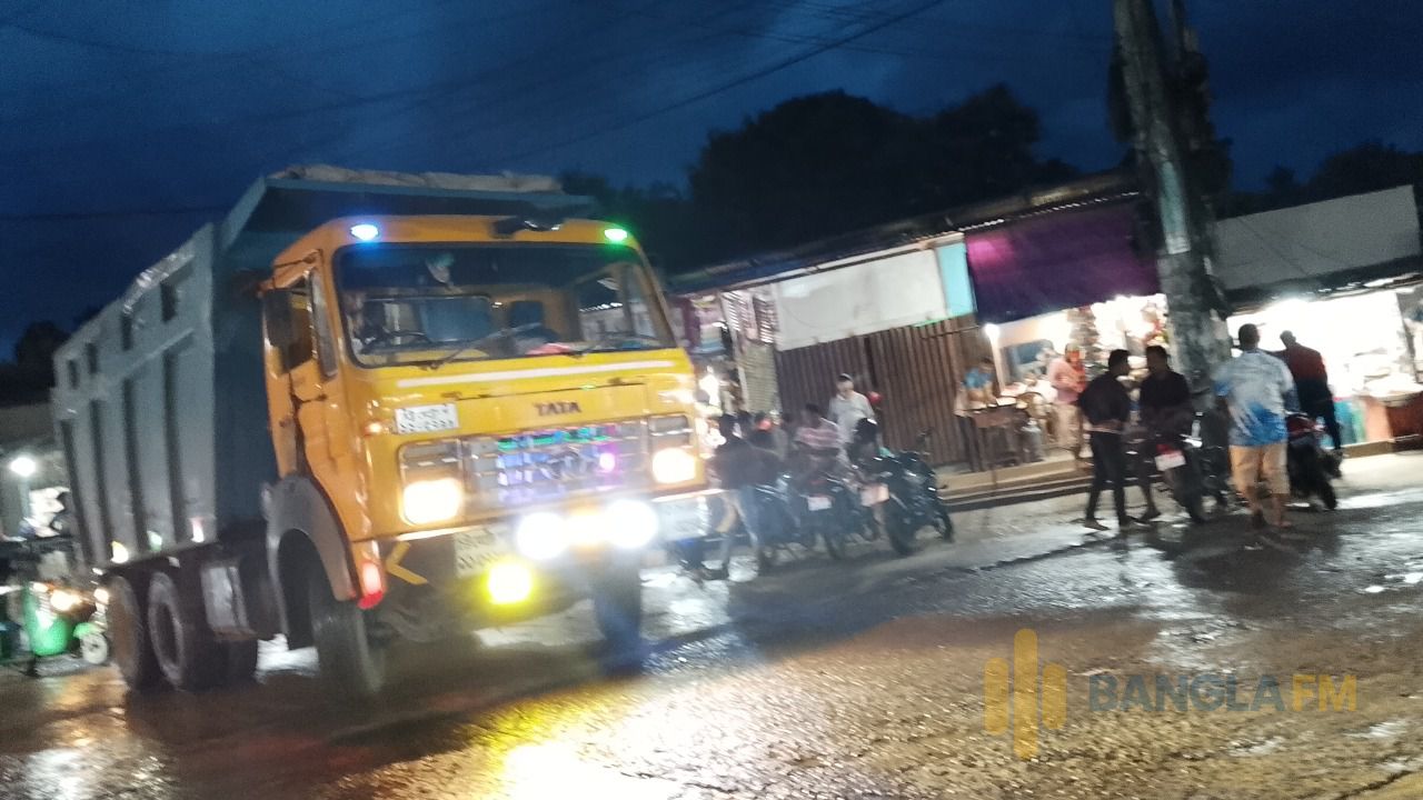 নিয়ম ভেঙে বান্দরবান শহরে ১০ চাকার ট্রাক: ভাঙছে রাস্তা, ঝরছে প্রাণ