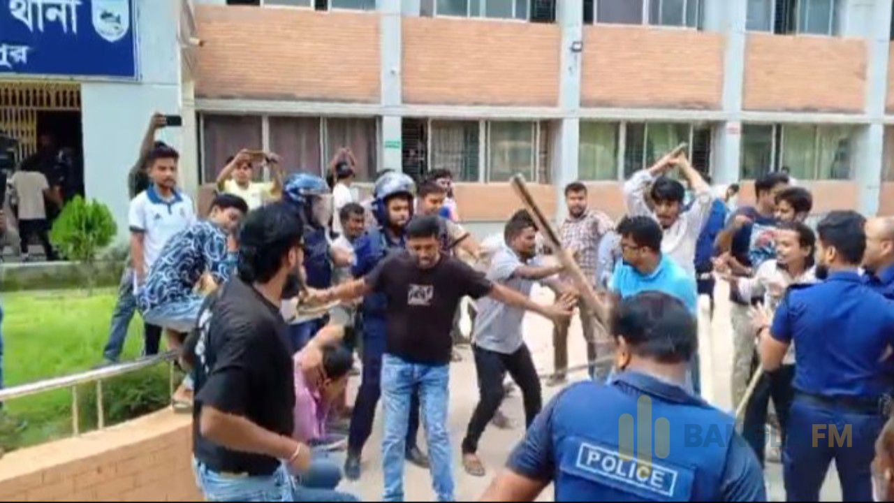 দিনাজপুরে শ্রমিক নেতা গ্রেপ্তারের প্রতিবাদে ত্রিমুখী সংঘর্ষ, দুই বাসে আগুন