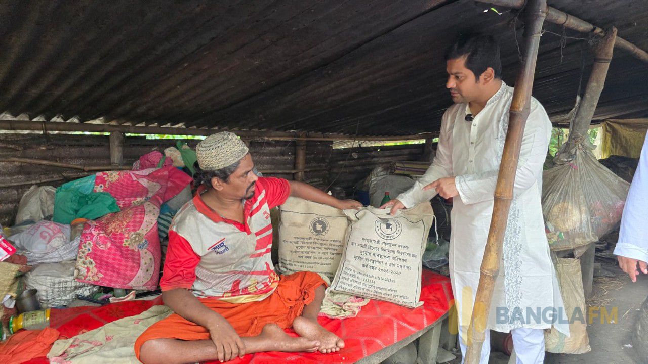খোলা ম্যানহোলে পড়ে ২২ বছর ধরে পঙ্গু সিরাজুল, জরাজীর্ণ ঘরে মানবেতর জীবন