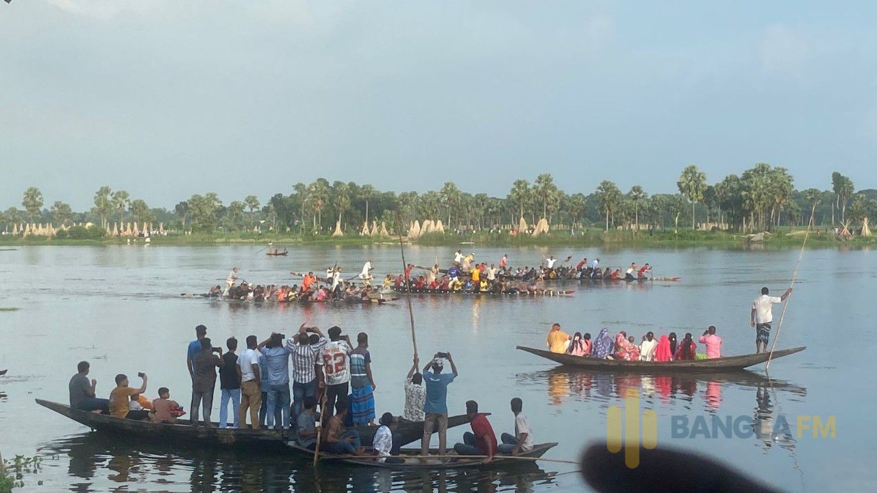 সালথায় ঐতিহ্যবাহী নৌকা বাইচ অনুষ্ঠিত
