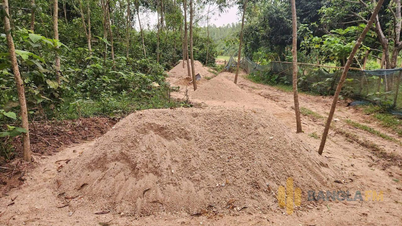 শেরপুরের ঝিনাইগাতী সীমান্তে নদী-ঝরনা ও পাহাড় কেটে পাথর-বালু লুটের মহোৎসব
